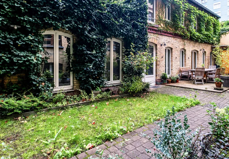 Einzigartige Loft-Remise mit privatem Garten & 54 m² Terrasse, ruhig im Herzen von Prenzlauer Berg — photo 1